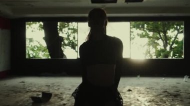 Bina / güzel kadın terk edilmiş binada - ağır çekimde video dans dansçı terk