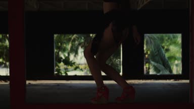 Bina / güzel kadın terk edilmiş binada - ağır çekimde video dans dansçı terk