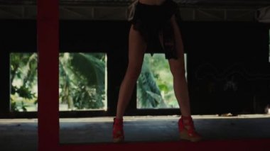 Bina / güzel kadın terk edilmiş binada - ağır çekimde video dans dansçı terk