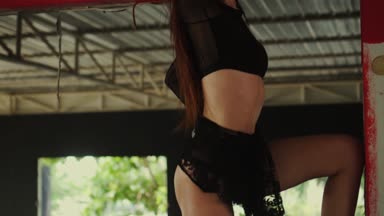 Bina / güzel kadın terk edilmiş binada - ağır çekimde video dans dansçı terk
