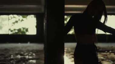 Bina / güzel kadın terk edilmiş binada - ağır çekimde video dans dansçı terk