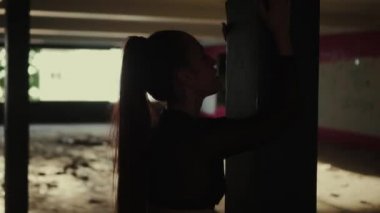 Bina / güzel kadın terk edilmiş binada - ağır çekimde video dans dansçı terk