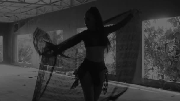 レースの生地 美しい踊りの美人女性レースの生地で遊んで 官能的な女の子を舞う放棄ビル 黒と白のスローモーションのビデオ — ストック動画
