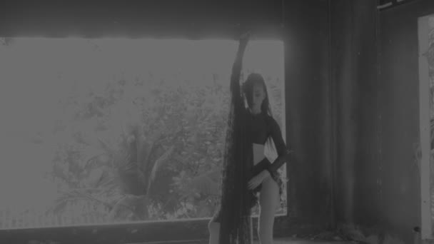 再生レース生地 美しい美しい女性ダンサー レース生地で遊んで女性ダンサー 官能的な女の子に立って放棄ビル 黒と白のスローモーションのビデオ — ストック動画