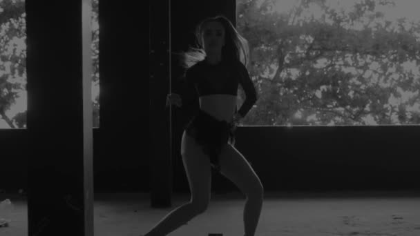 Танцовщица Заброшенном Здании Красивая Женщина Танцует Заброшенном Здании Черно Белое — стоковое видео