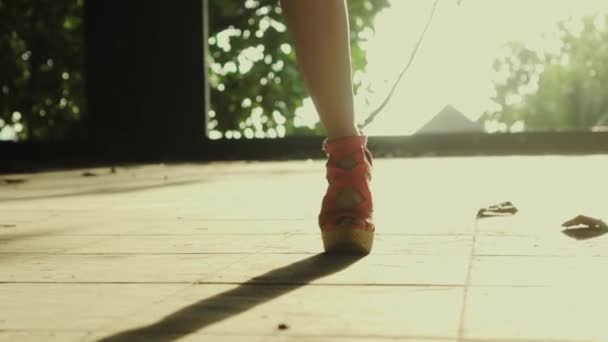 Zbliżenie Kobieta Nogi Taniec Zbliżenie Kobieta Nogi Sobie Kliny Taniec — Wideo stockowe