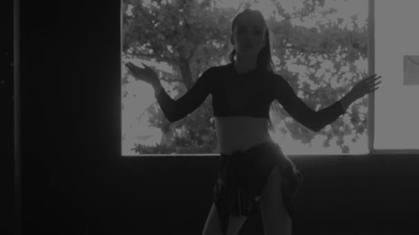 被遗弃建筑中的舞者 美丽女子在废弃建筑中跳舞 慢动作黑白视频 — 图库视频影像