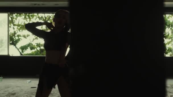 댄서에 버려진 버려진된 슬로우 모션에서 비디오에서 — 비디오