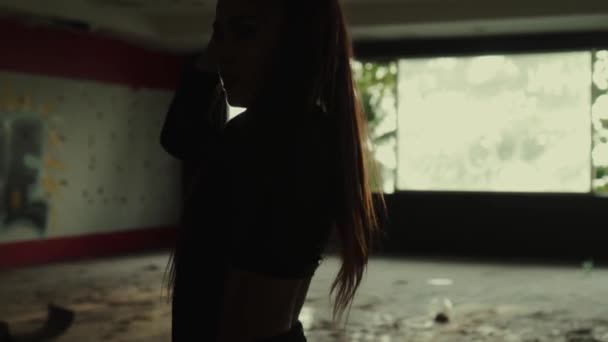 Bailarina Edificio Abandonado Hermosa Mujer Bailando Edificio Abandonado Video Cámara — Vídeos de Stock