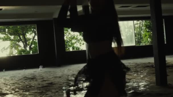 ダンサーは 放棄された建物 美しい女性の断念された建物 スローモーションでビデオに踊り — ストック動画