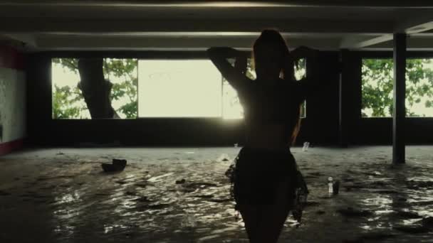 Bailarina Edificio Abandonado Hermosa Mujer Bailando Edificio Abandonado Video Cámara — Vídeos de Stock