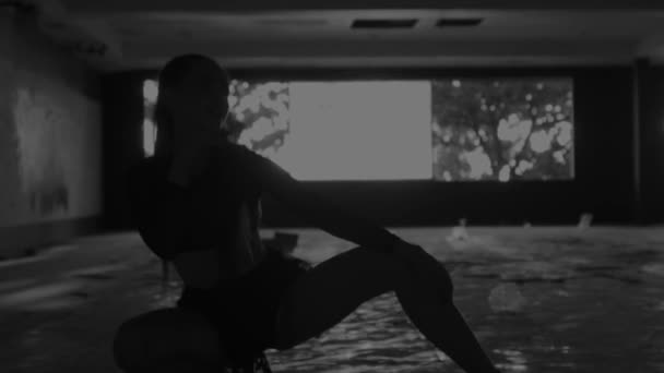 Tancerz Opuszczony Budynek Piękna Kobieta Tańczy Opuszczonym Budynku Czarno Biały — Wideo stockowe