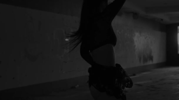 Bailarina Edificio Abandonado Hermosa Mujer Bailando Edificio Abandonado Vídeo Blanco — Vídeos de Stock