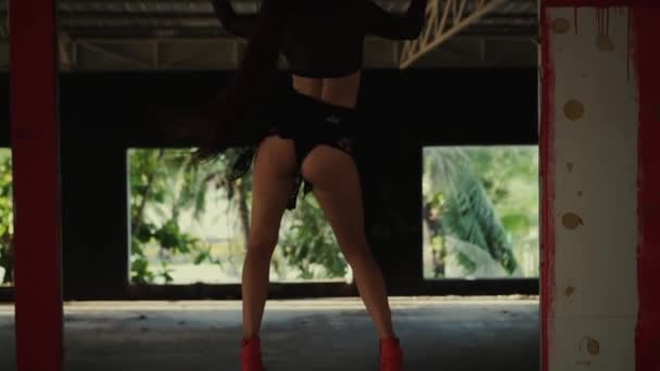 ダンサーは 放棄された建物 美しい女性の断念された建物 スローモーションでビデオに踊り — ストック動画
