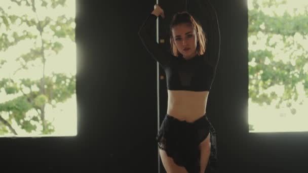 댄서에 버려진 버려진된 슬로우 모션에서 비디오에서 — 비디오