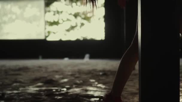 被遗弃建筑中的舞蹈家 美丽女子在废弃建筑中跳舞 慢动作视频 — 图库视频影像