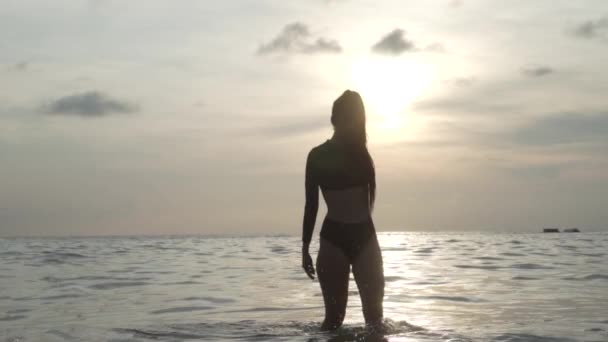 Hermosa Mujer Playa Atardecer Hermosa Mujer Traje Baño Negro Disfrutando — Vídeo de stock
