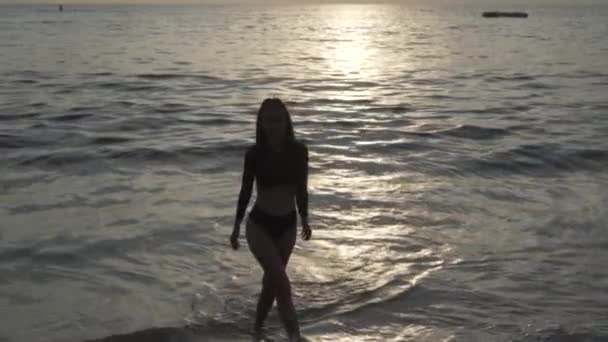 Mulher Bonita Praia Durante Pôr Sol Mulher Bonita Roupa Banho — Vídeo de Stock