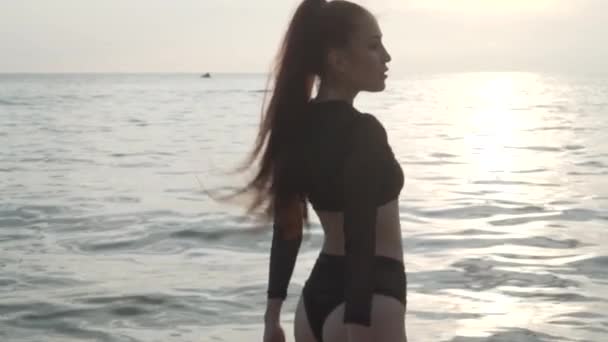 Belle Femme Sur Plage Coucher Soleil Belle Femme Maillot Bain — Video