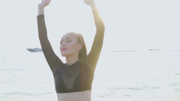 Hermosa Mujer Playa Atardecer Hermosa Mujer Traje Baño Negro Disfrutando — Vídeos de Stock