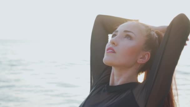 Hermosa Mujer Playa Atardecer Hermosa Mujer Traje Baño Negro Disfrutando — Vídeo de stock