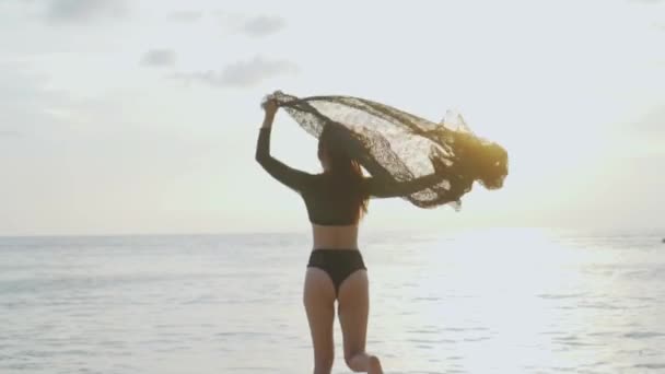 Mulher Bonita Praia Brincando Com Lenço Renda Durante Pôr Sol — Vídeo de Stock