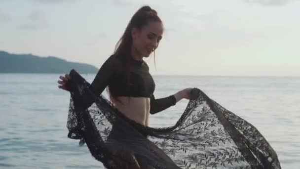 Mooie Vrouw Het Strand Spelen Met Kant Sjaal Tijdens Zonsondergang — Stockvideo