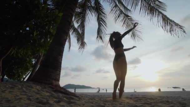 Mooie Vrouw Dansen Het Strand Onderste Weergave Van Mooie Vrouw — Stockvideo