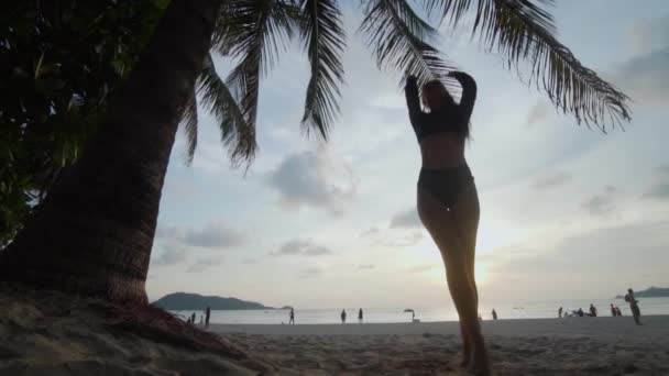 Hermosa Mujer Bailando Playa Vista Inferior Hermosa Mujer Traje Baño — Vídeo de stock