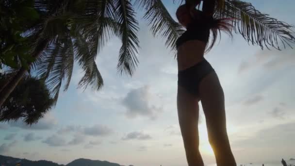 Bella Donna Che Balla Sulla Spiaggia Vista Inferiore Bella Donna — Video Stock