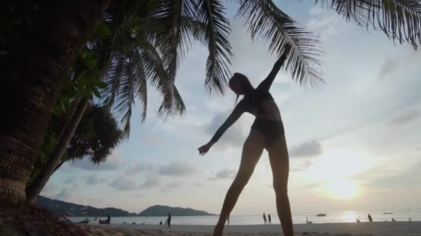 Όμορφη Γυναίκα Που Χορεύει Στην Παραλία Κάτω Άποψη Του Όμορφη — Αρχείο Βίντεο