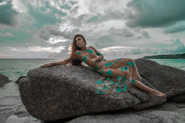 Hermosa Mujer Misteriosa Vestido Largo Acostado Roca Sobre Mar Fondo —  Fotos de Stock