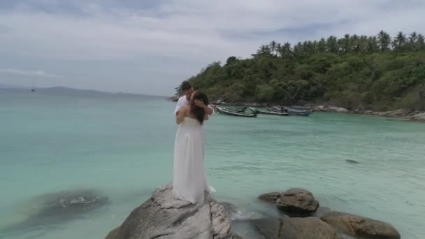 Aantrekkelijke Jonge Paar Het Tropische Eiland Luchtfoto Uitzicht Van Aantrekkelijke — Stockvideo