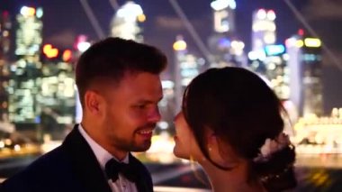 Kentin diğer her zaman şehirde gece boyunca harcama yaparken kucaklayan akşam / çekici genç ve zarif çift sırasında güzel zarif çift