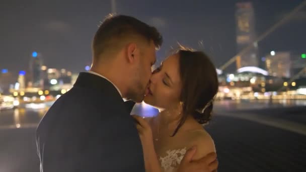 Mooie Elegante Paar Stad Tijdens Avond Aantrekkelijke Jonge Elegante Paar — Stockvideo