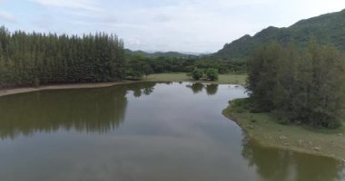 Nehir/güzel doğal manzara arka planda dağlar ile Asya tropik yeşil ormandaki nehir ile havadan görünümü tropikal yeşil orman havadan görünümü robot shot - slow motion video