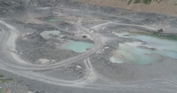 銅またはアジアの池の岩採掘地域の石岩採掘エリア 空中ドローン ビューの空撮 — ストック動画