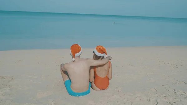 冬の休日の間に熱帯旅行目的地の旅行の祝日に恋夏太陽の下でサンタの帽子をかぶってクリスマス美しいビーチ カップル — ストック写真