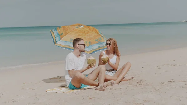Joven Pareja Feliz Bebiendo Leche Coco Playa Tropical Durante Las — Foto de Stock