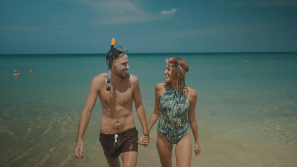 日当たりの良い ビーチの熱帯休日の夏の日を楽しんで海の水から出てのシュノーケ リング マスクと若い幸せなカップル — ストック写真
