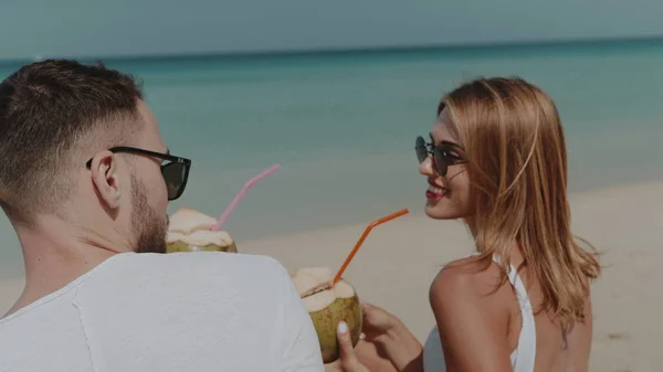Joven Pareja Feliz Bebiendo Leche Coco Playa Tropical Durante Las — Foto de Stock