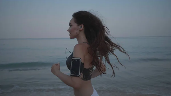 Bella Ragazza Che Jogging Mattino Sulla Spiaggia Tropicale — Foto Stock