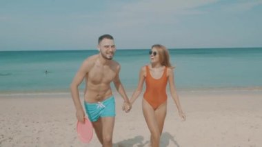 Frizbi uçan disk ile sahilde güneşli yaz gün boyunca oynamak plaj/Happy kaç frizbi ile mutlu çift