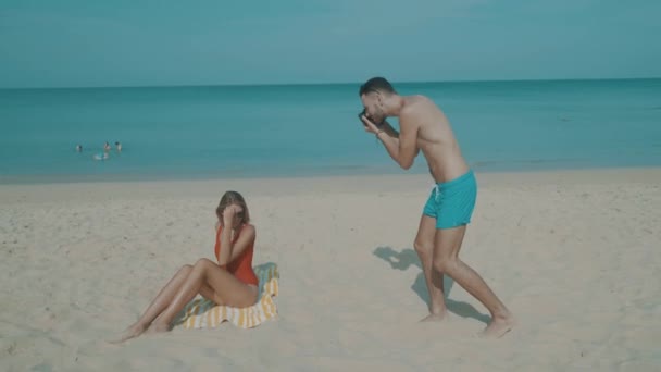 Coppia Felice Che Rilassa Sulla Spiaggia Giovane Coppia Felice Costume — Video Stock