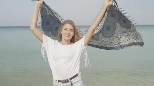 Feliz Mujer Sonriente Playa Feliz Mujer Bonita Sonriendo Jugando Con — Vídeo de stock