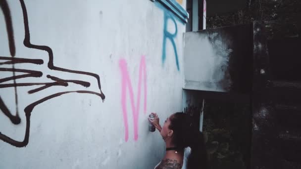 Graffiti Artista Chica Graffiti Artista Chica Pintura Pared Edificio Abandonado — Vídeos de Stock