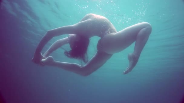 Beautiful Girl Underwater Beautiful Woman Sparkly Swimsuit Posing Water Video — стоковое видео