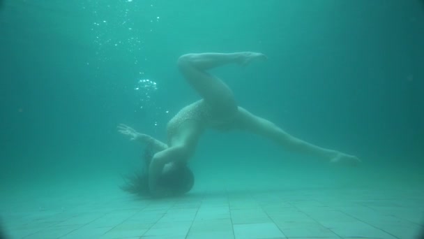 Beautiful Girl Underwater Beautiful Woman Sparkly Swimsuit Posing Water Video — Stock Video