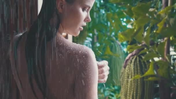 Mujer Una Ducha Tropical Aire Libre Primer Plano Una Hermosa — Vídeo de stock