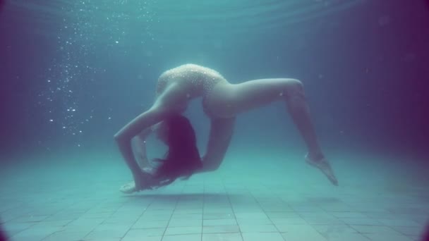 수영복을 서서히 수중의 아름다운 아름다운 — 비디오